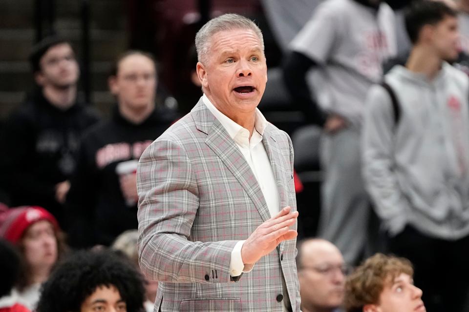 Feb 6, 2024; Columbus, Ohio, USA; Ohio State Buckeyes head coach Chris Holtmann talks to his team during the second half of the men’s basketball game against the Indiana Hoosiers at Value City Arena. Ohio State lost 76-73. Credit: Adam Cairns/Columbus Dispatch-USA TODAY NETWORK