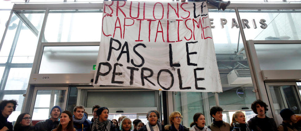 Des manifestants anticapitalistes à La Défense, dans la banlieue de Paris, fin novembre 2019. (Photo d'illustration)
