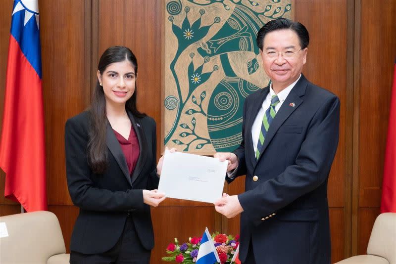 尼加拉瓜大使李蜜娜（Mirna Mariela Rivera Andino）於14日向外交部長吳釗燮呈遞到任國書副本。（圖／外交部提供）