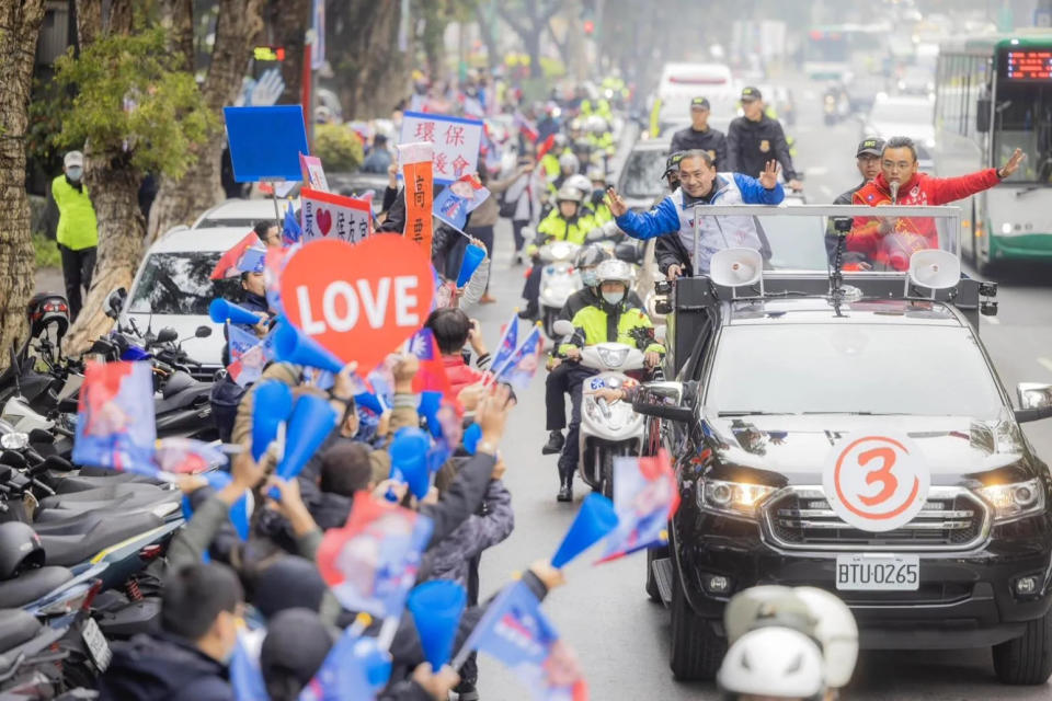 侯友宜在新北掃街輔選。(圖/資料照)