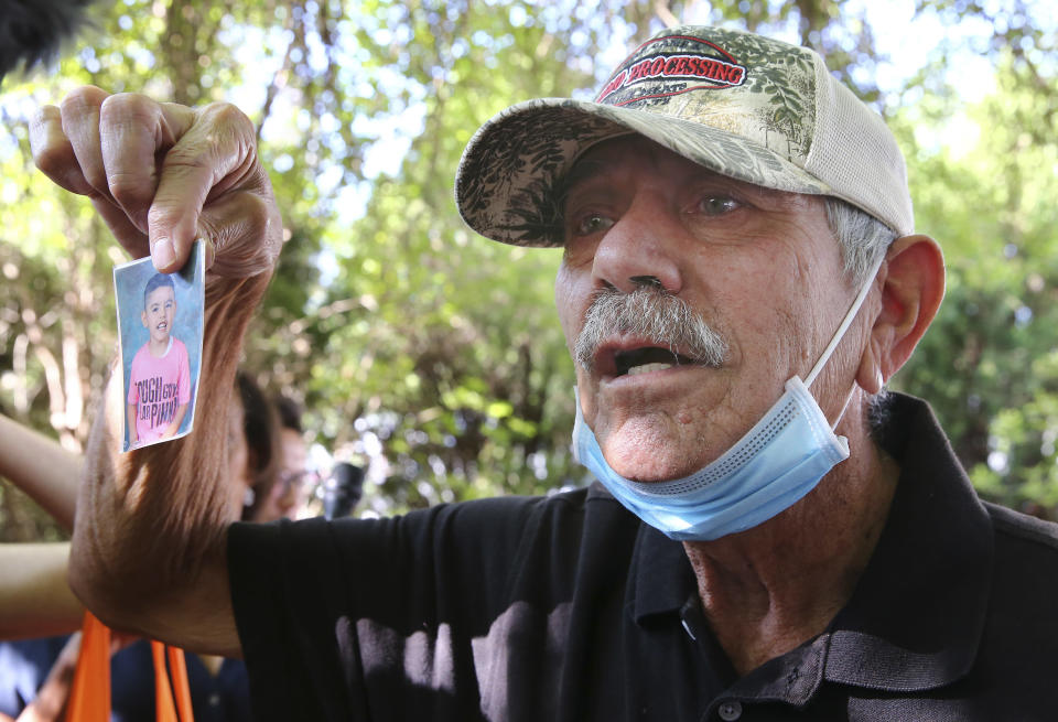 George Rodriguez sostiene una foto de su nieto Jose Flores Jr., una de las víctimas del tiroteo del martes en la Escuela Primaria Robb, el jueves 26 de mayo de 2022, en Uvalde, Texas. (Kin Man Hui/The San Antonio Express-News vía AP)