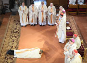 <p>Beim Festgottesdienst im Mainzer Dom legt sich Peter Kohlgraf anlässlich seiner Weihe zum Bischof in Demut auf den Boden. Acht Minuten harrte der Würdenträger in dieser Position aus. (Bild: Arne Dedert/dpa) </p>