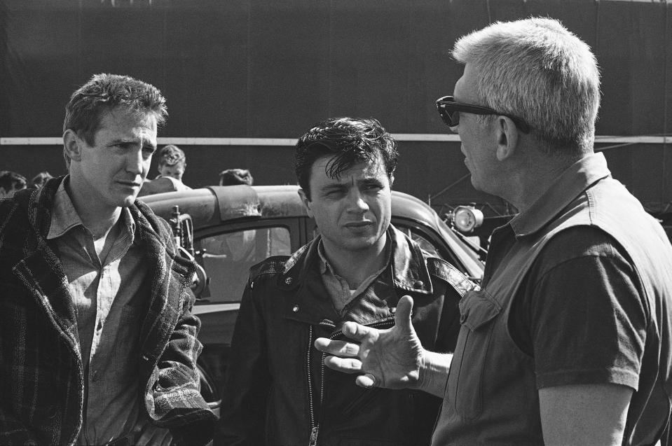 ARCHIVO - El director Richard Brooks, a la derecha, conversa con los actores Scott Wilson, a la izquierda, y Robert Blake, durante la filmación de la cinta "In Cold Blood", basada en el libro del mismo nombre, en Kansa City, Kansas, en marzo de 1967. (AP Foto/William P. Straeter, Archivo)