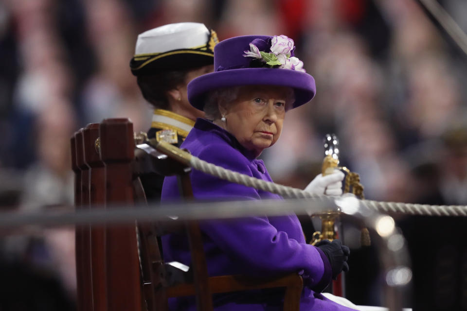 Die Queen trägt öfters Violett, wie etwa bei der Einweihung des Flugzeugträgers HMS Queen Elizabeth in Portsmouth. (Bild: Getty Images)