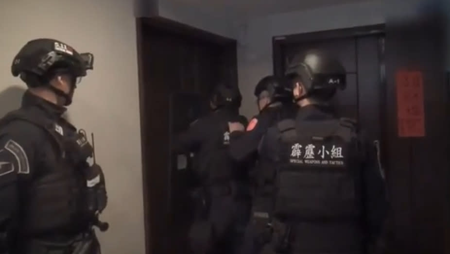 警方攻堅畫面。（記者徐煜勝翻攝）