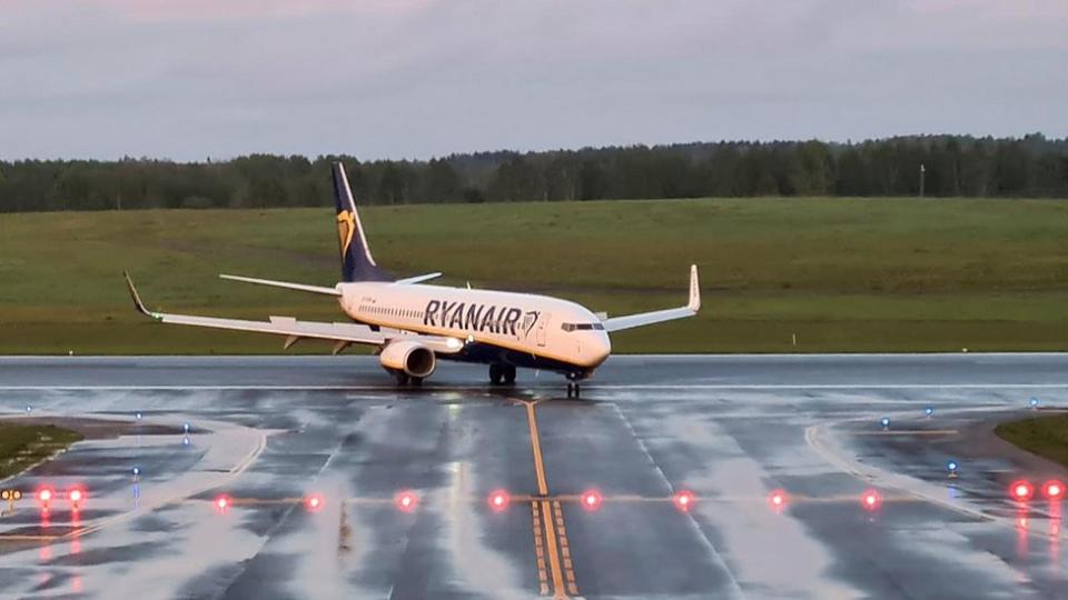 El vuelo de Ryanair aterriza en Vilna, Lituania, su destino inicial, más de siete horas después.