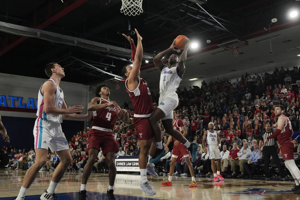 Florida Atlantic guard Johnell Davis (1) drives to the basket as Temple forward Sam Hofman (33) defends during the first half of an NCAA college basketball game, Thursday, Feb. 15, 2024, in Boca Raton, Fla. (AP Photo/Marta Lavandier)