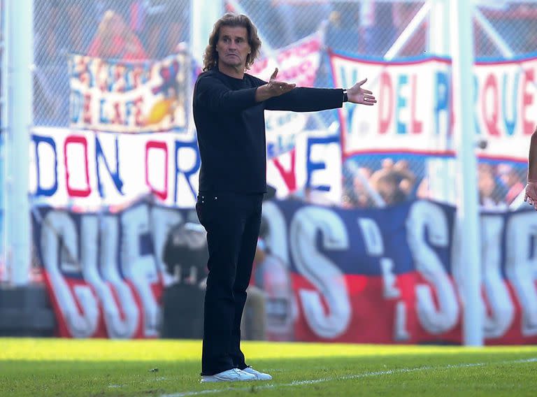 Dando indicaciones en la victoria de San Lorenzo ante Platense 1-0; el Ciclón lo ganó sobre el final