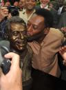 Ici, le roi Pelé embrasse une statue à son effigie inaugurée en marge de la 28e Coupe d'Afrique des Nations, en 2012. Ce buste orne aujourd'hui le stade de l'Amitié de Libreville, au Gabon.