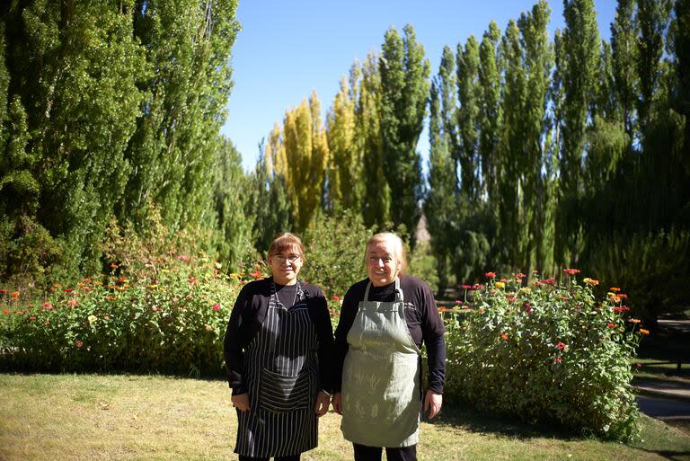 Adriana y Nancy Salas, dos mujeres que viven en el interior del parque desde antes que fuera territorio protegido, cocinan el menú
