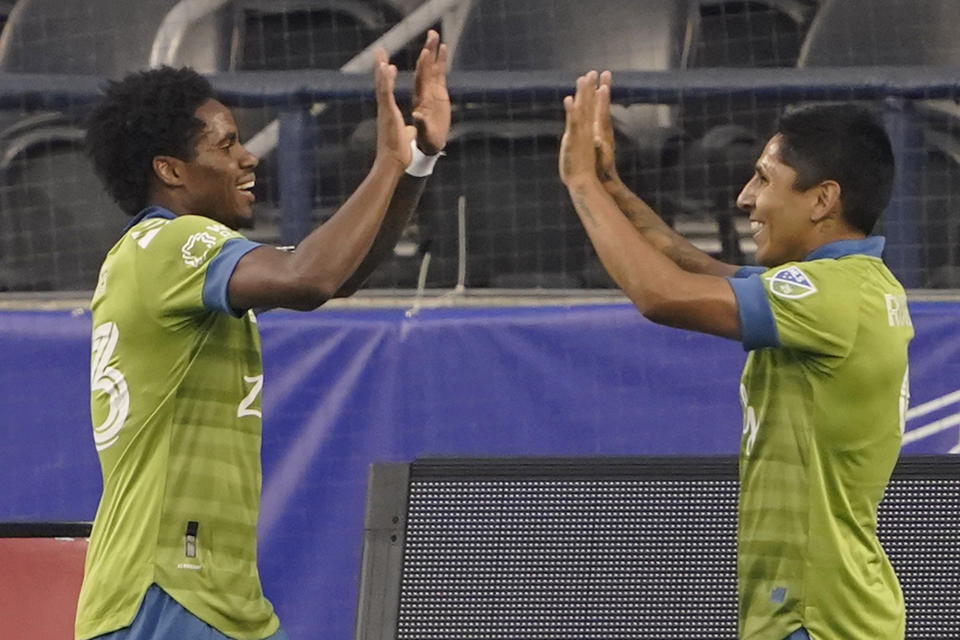 El delantero peruano Raúl Ruidíaz (derecha) con su compañero Joevin Jones de los Sounders de Seattle tras el gol de Jones en el partido contra San José por la MLS, el jueves 10 de septiembre de 2020, en Seattle. (AP Foto/Ted S. Warren)