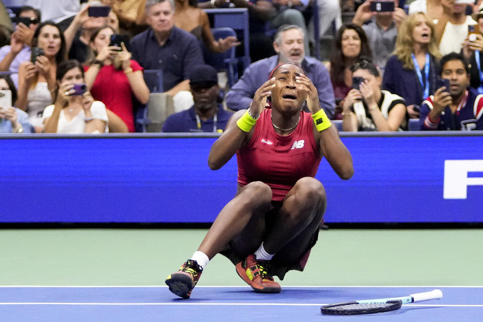 La estadounidense Coco Gauff festeja su victoria sobre la bielorrusa Aryna Sabalenka, el sábado 9 de septiembre de 2023, en el Abierto de Estados Unidos (AP Foto/Frank Franklin II)