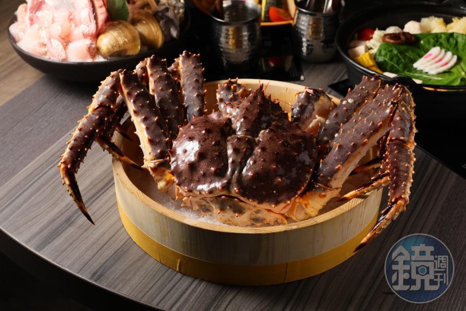 許多饕客都會特別事前預訂的「北海道活帝王蟹」。（時價）