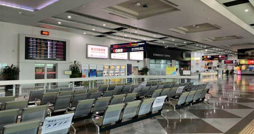 高雄小港機場今日吉隆坡飛高雄航班，表定中午12點45分抵達，航班也是取消。（圖／柯宗緯攝）