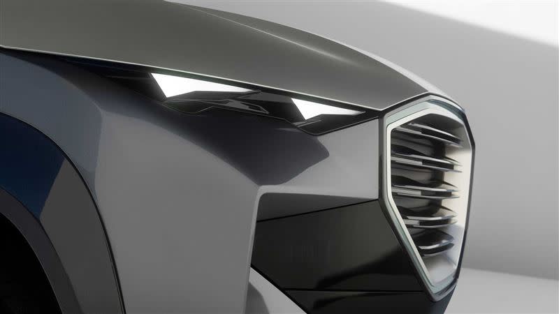 Concept XM的超大發光鼻孔及銳利頭燈將會出現在BMW其它旗艦車款上。（圖／翻攝自BMW官網）