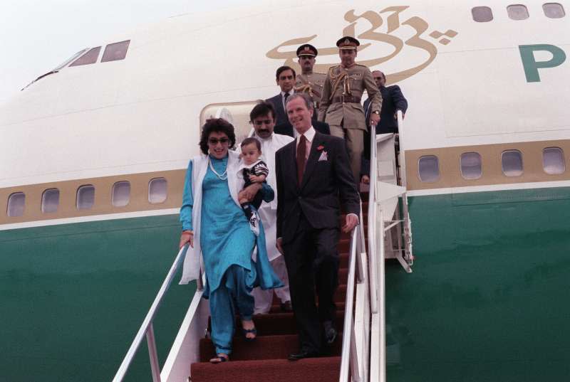 已故巴基斯坦總理布托（Benazir Bhutto）在擔任總理時帶著小孩出訪。（維基百科公有領域）