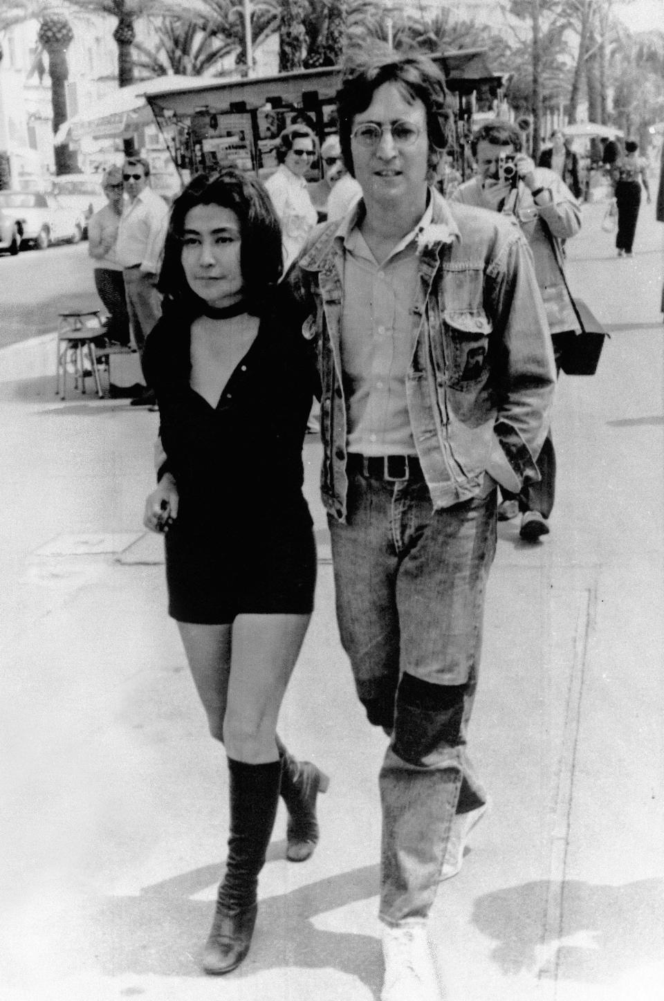 ARCHIVO – En esta fotografía de archivo del 5 de mayo de 1971 John Lennon y su esposa Yoko Ono caminan por la Croisette en Cannes, Francia, donde presentarán las películas "Apothesis" y "The Fly" en la 25ª edición del Festival de Cine de Cannes. El álbum "Gimme Some Truth" con 36 canciones de Lennon fue lanzado el 9 de octubre de 2020 para celebrar el cumpleaños 80 del músico. (Foto AP/Michel Lipchitz, archivo)