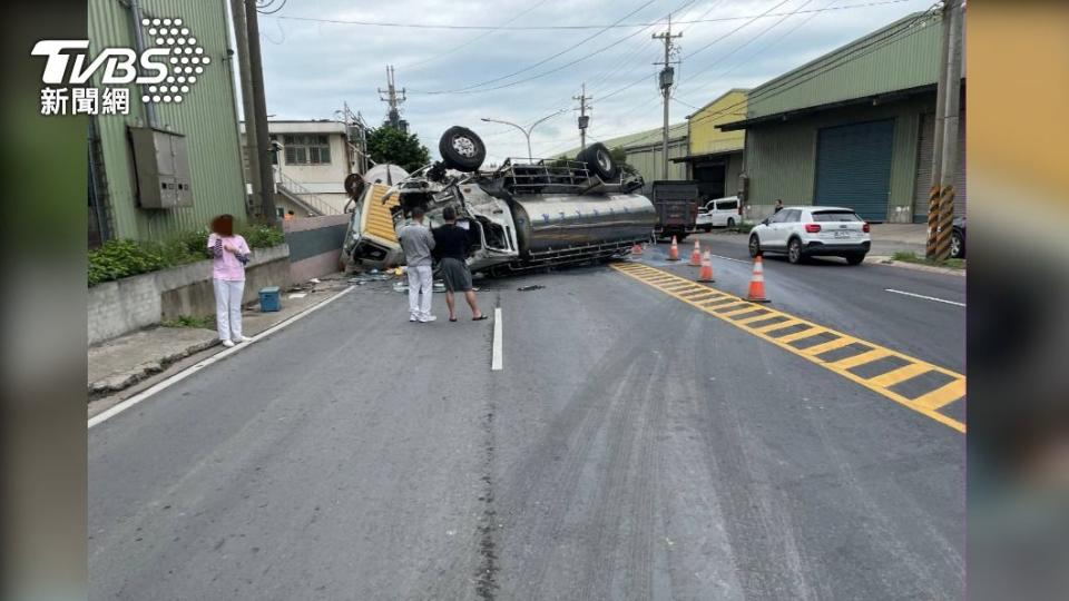 觀音工業區槽車撞水泥車事故現場。（圖／廖宗慶翻攝）