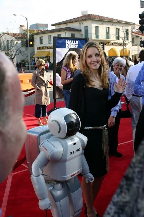 Amanda Bynes looks amazing in this black knee-length dress, with an amazing smile on her face.