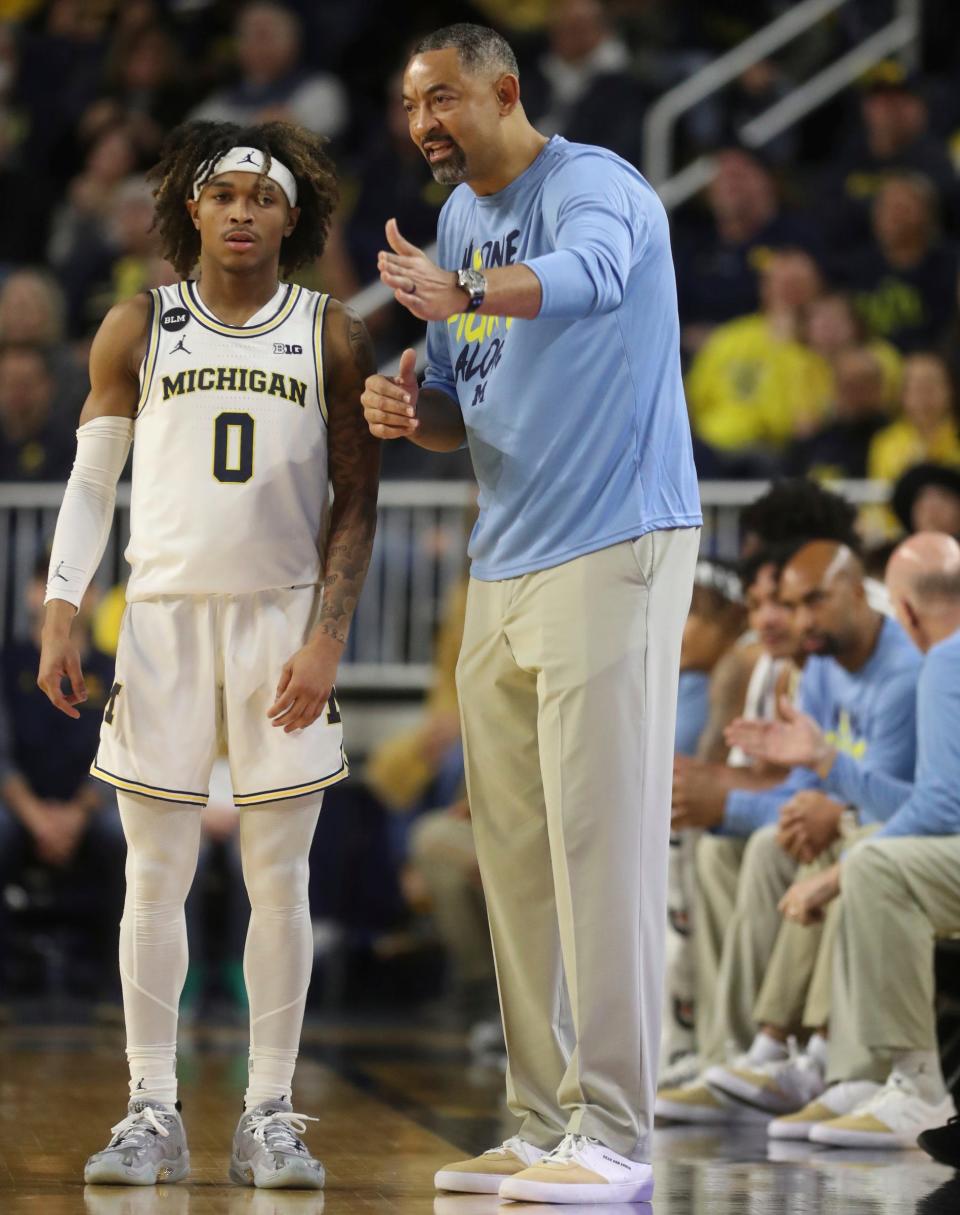 Michigan coach Juwan Howard talks with guard Dug McDaniel during U-M's 60-56 win on Sunday, Jan. 22, 2023, at Crisler Center.