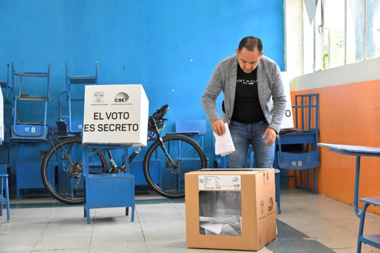 Un hombre vota en Quito, el 21 de abril de 2024 (Rodrigo BUENDIA)