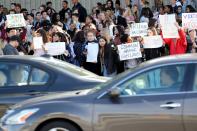 <p>Estudiantes del instituto Redondo Union protestan en contra de las armas con motivo de la protesta nacional que se celebra hoy en contra de la violencia con armas en la playa Redondo en California (Estados Unidos) hoy, 14 de marzo de 2018. Estudiantes, profesores y padres realizan un paro nacional de 17 minutos en memoria de las 17 personas muertas a tiros el pasado 14 de febrero en un instituto de Parkland, en el sur de Florida, y en demanda de un mayor control de venta de armas. EFE/ Andrew Gombert </p>