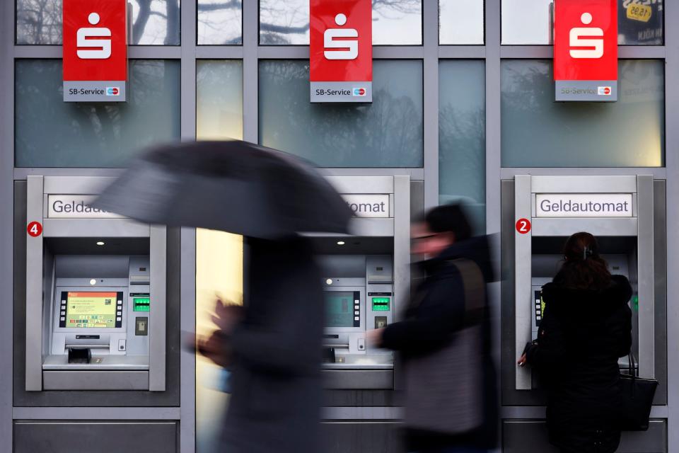 Geldautomaten einer Sparkasse stehen in der Kölner Innenstadt.  - Copyright: picture alliance / Geisler-Fotopress | Christoph Hardt/Geisler-Fotopres