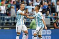 Foto del martes del centrocampista de Argentina Erik Lamela (18) celebrando con Matías Kranevitter su gol ante Bolivia por el Grupo D de la Copa América Centenario. Jun 14, 2016. La selección argentina de fútbol goleó el martes 3-0 a Bolivia para ganar el Grupo D y cerrar la etapa inicial de la Copa América Centenario como el único equipo con puntaje perfecto, y ahora espera por Venezuela en cuartos de final. Joe Nicholson-USA TODAY Sports