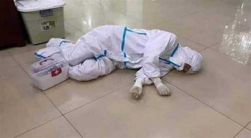 醫護人員為守護台灣疫情累到癱在地上休息。（圖／翻攝自花蓮同鄉會臉書）