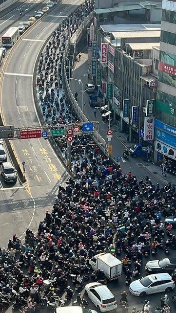 台北橋「機車道」塞爆，「禁行機車道」卻空空如也。（圖／翻攝自PTT）