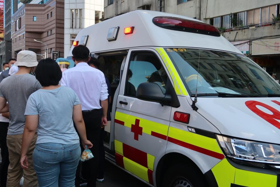 立委黃國昌陪社會住宅推動聯盟秘書長彭揚凱搭乘救護車就醫   圖：林朝億/攝