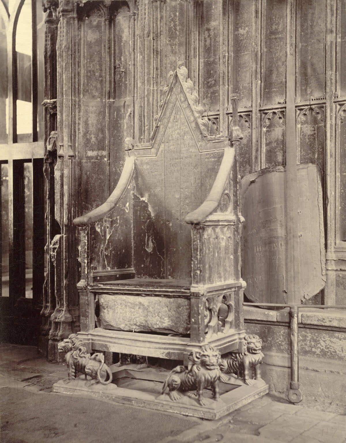 The stone was placed under King Edward’s Chair – on which most subsequent English and then British sovereigns have been crowned (Public Domain)