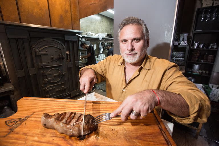 Julio Gagliano no solo fundó la famosa pizzería Avellino, sino que es sommelier de carnes y también es propietario del restaurante Viejo Patrón