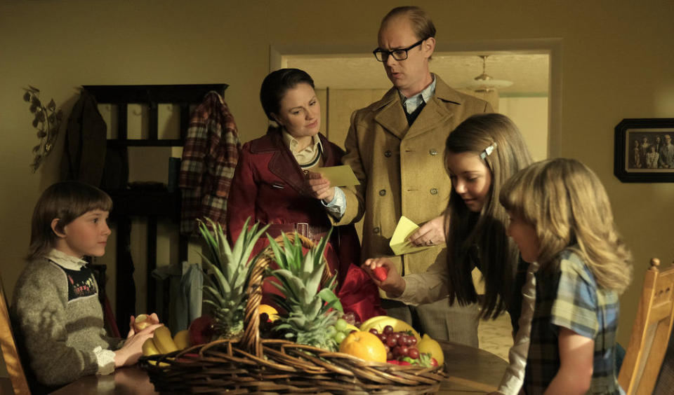 A FRIEND OF THE FAMILY-- “The Gift of Tongues” Episode 103 -- Pictured: (l-r) Hendrix Yancey as Young Jan Broberg, Anna Paquin as Mary Ann Broberg, Colin Hanks as Bob Broberg, Mila Harris as Young Karen Broberg, Elle Lisic as Young Susan Broberg -- (Photo by: Erika Doss/Peacock)