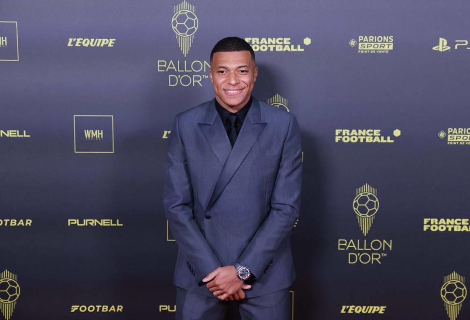 El futbolista francés Kylian Mbappé llega a la ceremonia del Balón de Oro 2023, el martes 31 de octubre de 2023, en París.