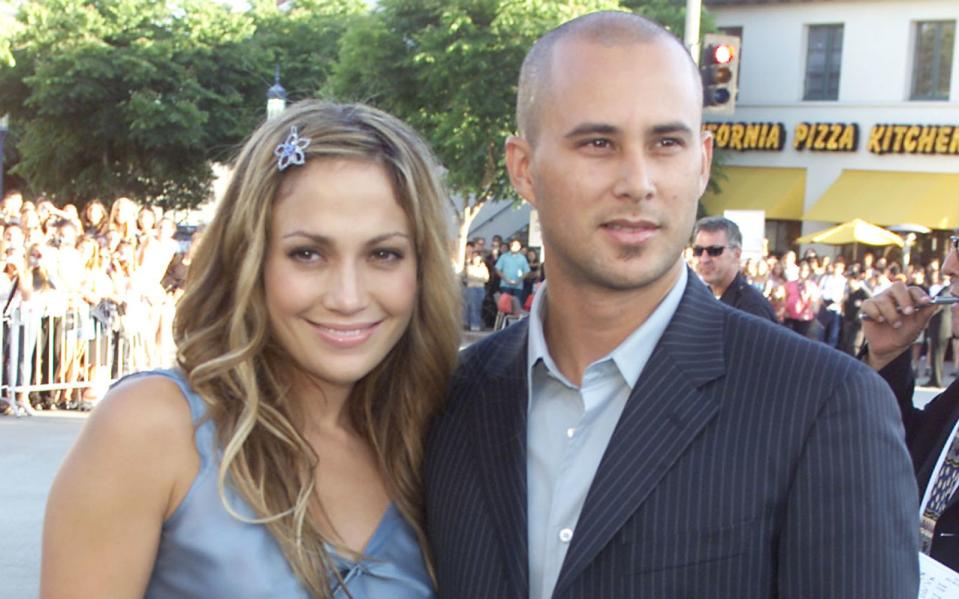 <p>Jennifer Lopez ist nicht nur auf der Bühne ein alter Hase, sondern auch beim Thema Scheidungen. Dreimal hat sie das Ehe-Aus praktiziert. Die kürzeste Ehe war die mit Tänzer Chris Judd (zweiter von rechts). Nach acht Monaten war der Zauber vorbei. In der ersten Ehe mit Ojani Noa, die 1998 geschlossen wurde, verweilte sie elf Monate. Die dritte Bindung mit Sänger Marc Anthony hielt immerhin sieben Jahre. (Bild: Kevin Winter/Getty Images)</p> 