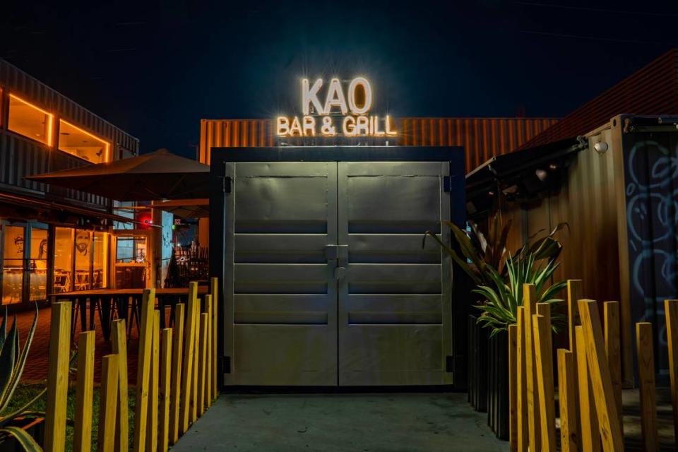 La entrada a KAO Bar & Grill en Hallandale Beach.