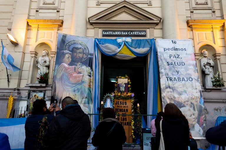 Los fieles se acercan a la iglesia de San Cayetano a pedir o agradecer por el trabajo