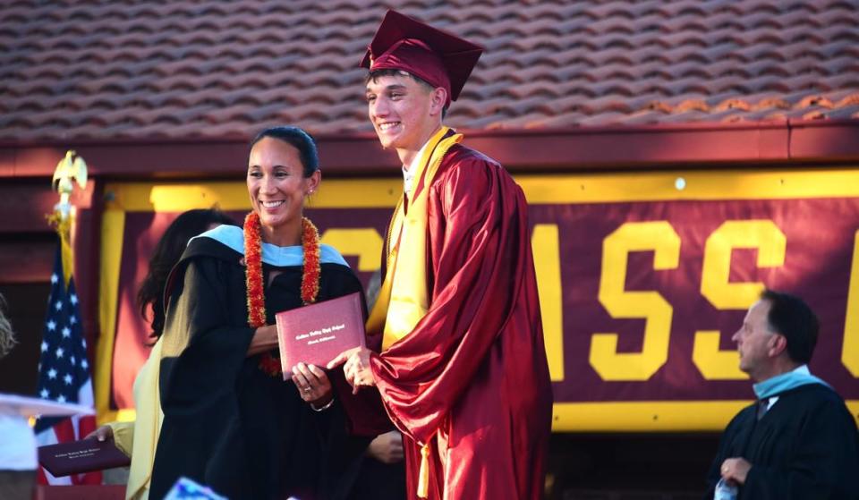 El graduado de Golden Valley High School Braden Castleton acepta su diploma de la consejera escolar Ashley Faraone durante la ceremonia de graduación de la escuela, el jueves 6 de junio de 2024.