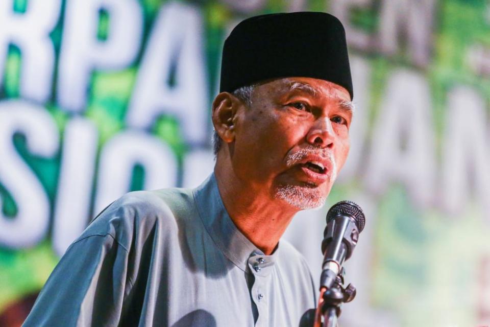 Former inspector-general police Tan Sri Musa Hassan delivers his speech during the Ummah National Unity Convention at the Kuala Lumpur International Hotel August 25, 2019. — Picture by Hari Anggara