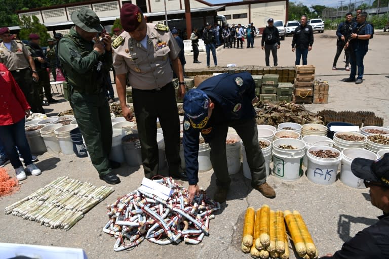 El almirante Remigio Ceballos, ministro de Interior de Venezuela, inspecciona un arsenal confiscado durante una conferencia de prensa después de la toma de la prisión en Tocorón, estado Aragua, Venezuela, el 21 de septiembre de 2023. (YURI CORTEZ)