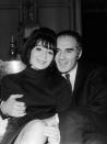 Juliette Gréco reprend goût à la vie et tombe amoureuse de l’acteur Michel Piccoli. Ils se marient en 1966 et resteront unis jusqu’en 1977. " On ne joue pas à s’intéresser, on s’intéresse vraiment. C’est ce qui s’est passé avec elle", écrit le comédien dans J’ai vécu dans mes rêves, sorti en 2015.