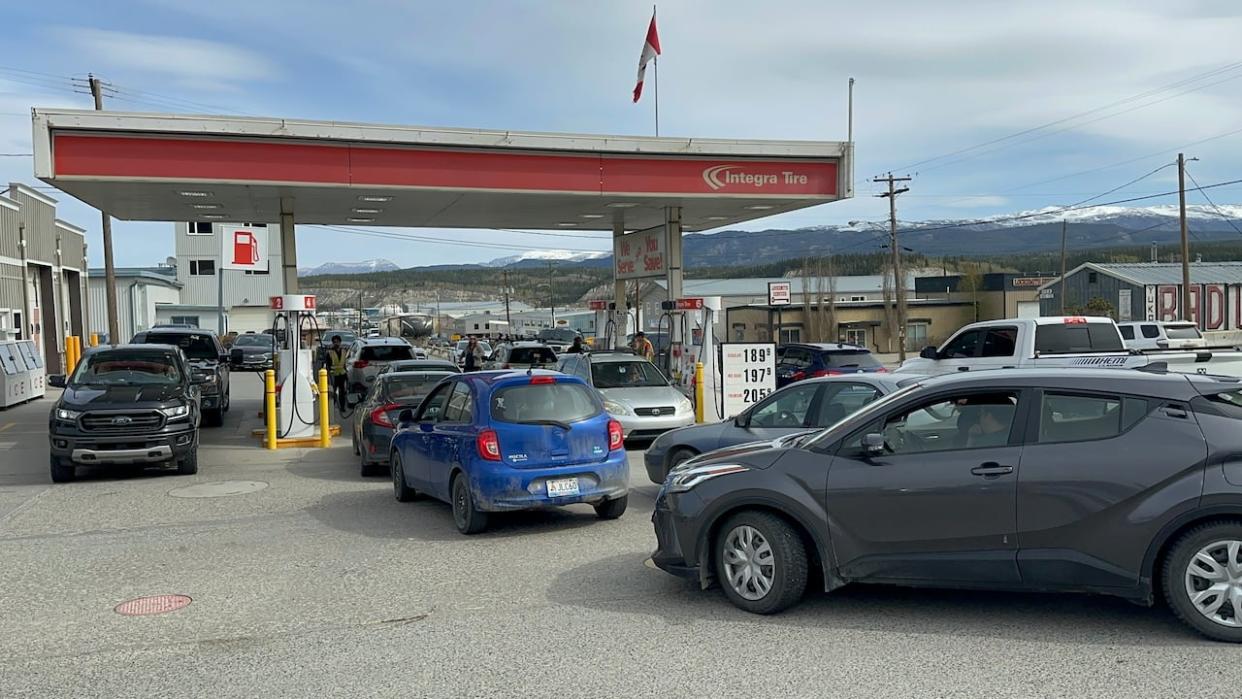 Cars lined up to get gas at a Whitehorse gas station last Saturday after a telecoms outage knocked out internet for most of the territory. Some businesses — such as Integra Tire — were still able to process card payments, thanks to a Starlink connection. (Cheryl Kawaja/CBC - image credit)