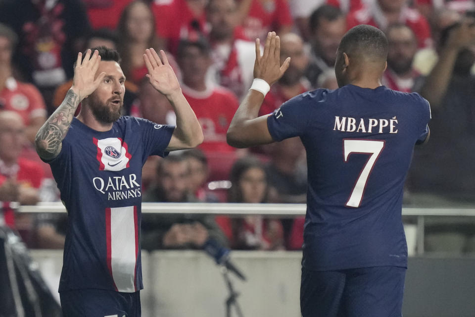 El argentino Lionel Messi festeja con Kylian Mbappé, su compañero en el París Saint-Germain, después de marcar en un partido de la Liga de Campeones ante el Benfica, el miércoles 5 de octubre de 2022 en Lisboa (AP Foto/Armando Franca)