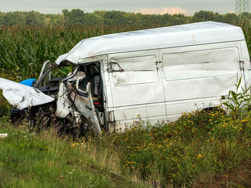 Der Fahrer dieses Fahrzeuges kam ums Leben. Er raste in die Unfallstelle des Autotransporters hinein. Foto: Jens Büttner