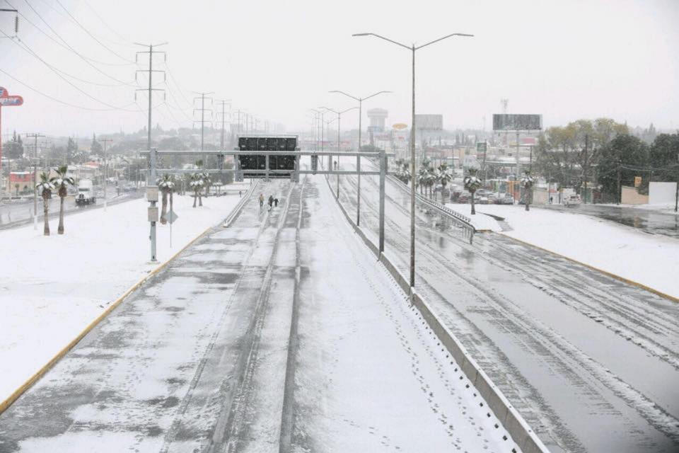 <p>Los estados de Coahuila, Nuevo León y Tamaulipas reportaron nevadas y caída de aguanieve a causa del sistema frontal número 14 que afecta al noreste del país, generado cierre de carreteras y la instalación de albergues en apoyo a las personas en situación vulnerable. NOTIMEX/FOTO/ESPECIAL/COR/WEA/FRIO17 </p>