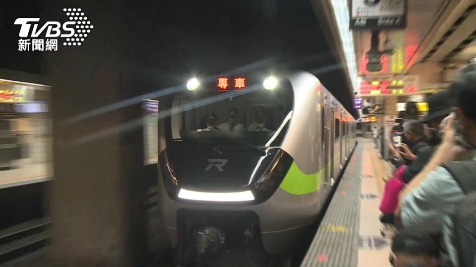 台鐵是於2018年5月向韓國現代樂鐵採購52列共520輛EMU900型電聯車。（圖／TVBS資料畫面）