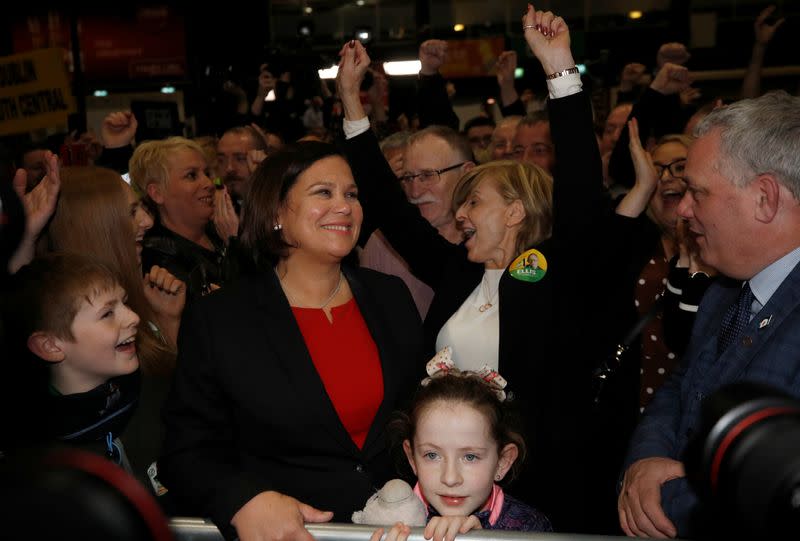 La líder del Sinn Fein, Mary Lou McDonald, junto a sus partidarios en Dublín