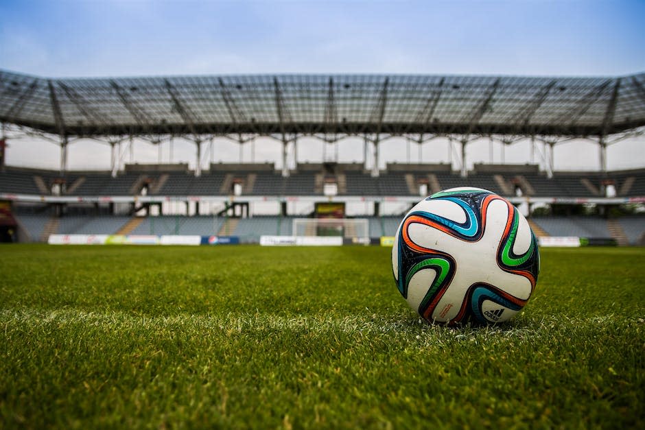 Balón De Fútbol En El Campo De Hierba Durante El Día