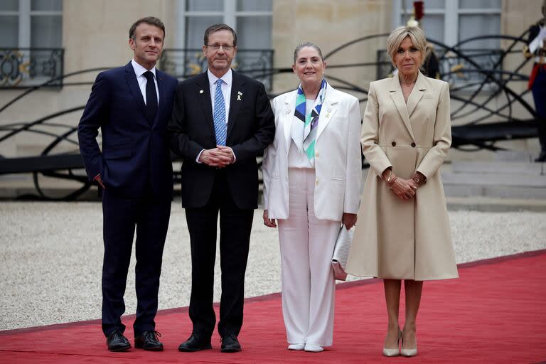 Emmanuel y Brigitte Macron con el presidente de Israel, Isaac Herzog, y su mujer Michal Herzog 